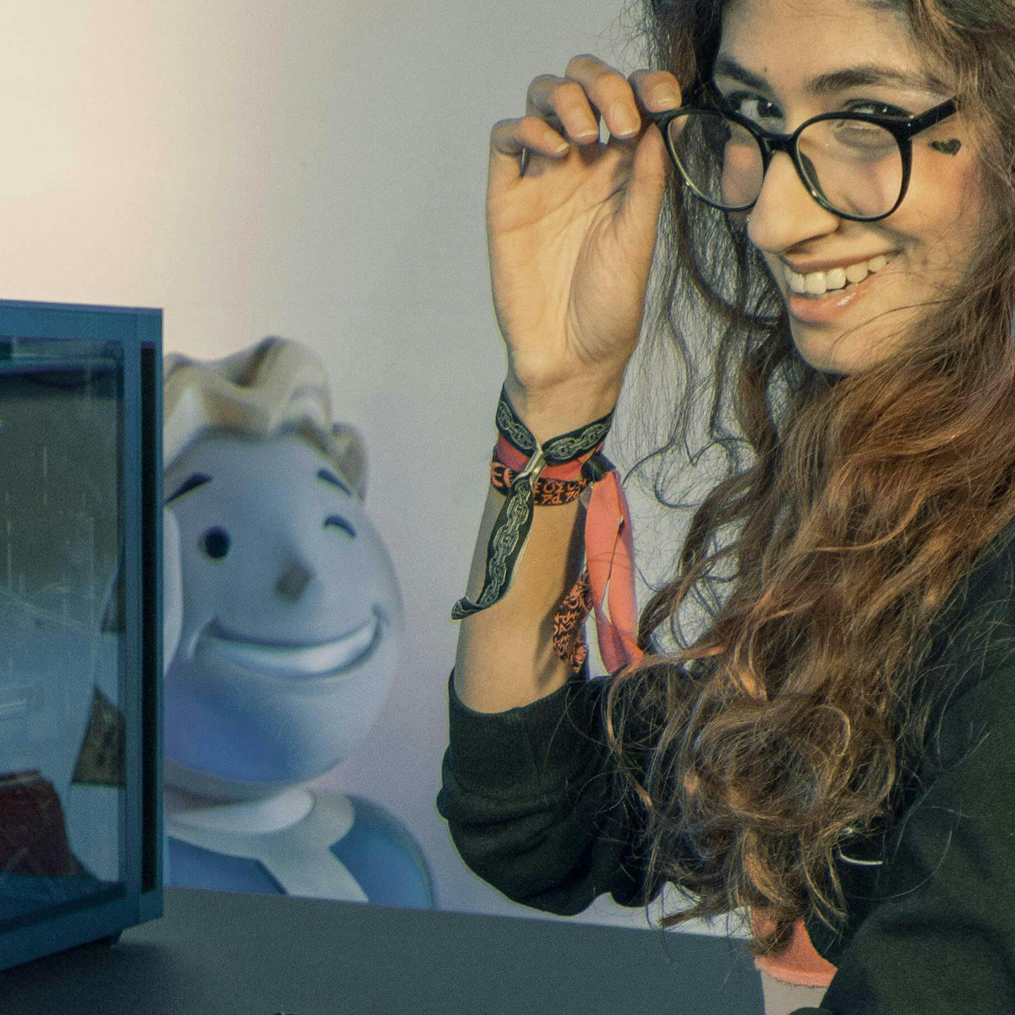 gamer girl und vault boy an einem fallout gaming setup