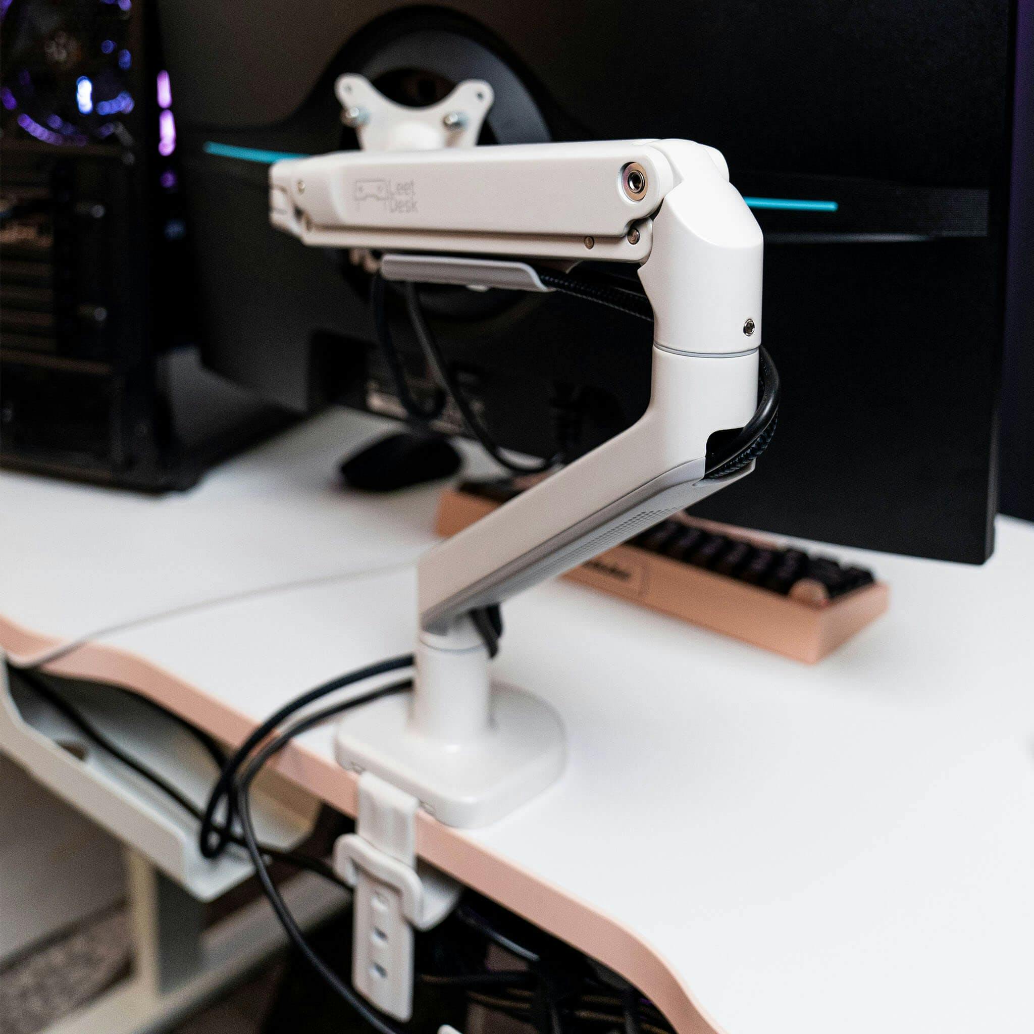 Table de gaming blanche avec accessoires