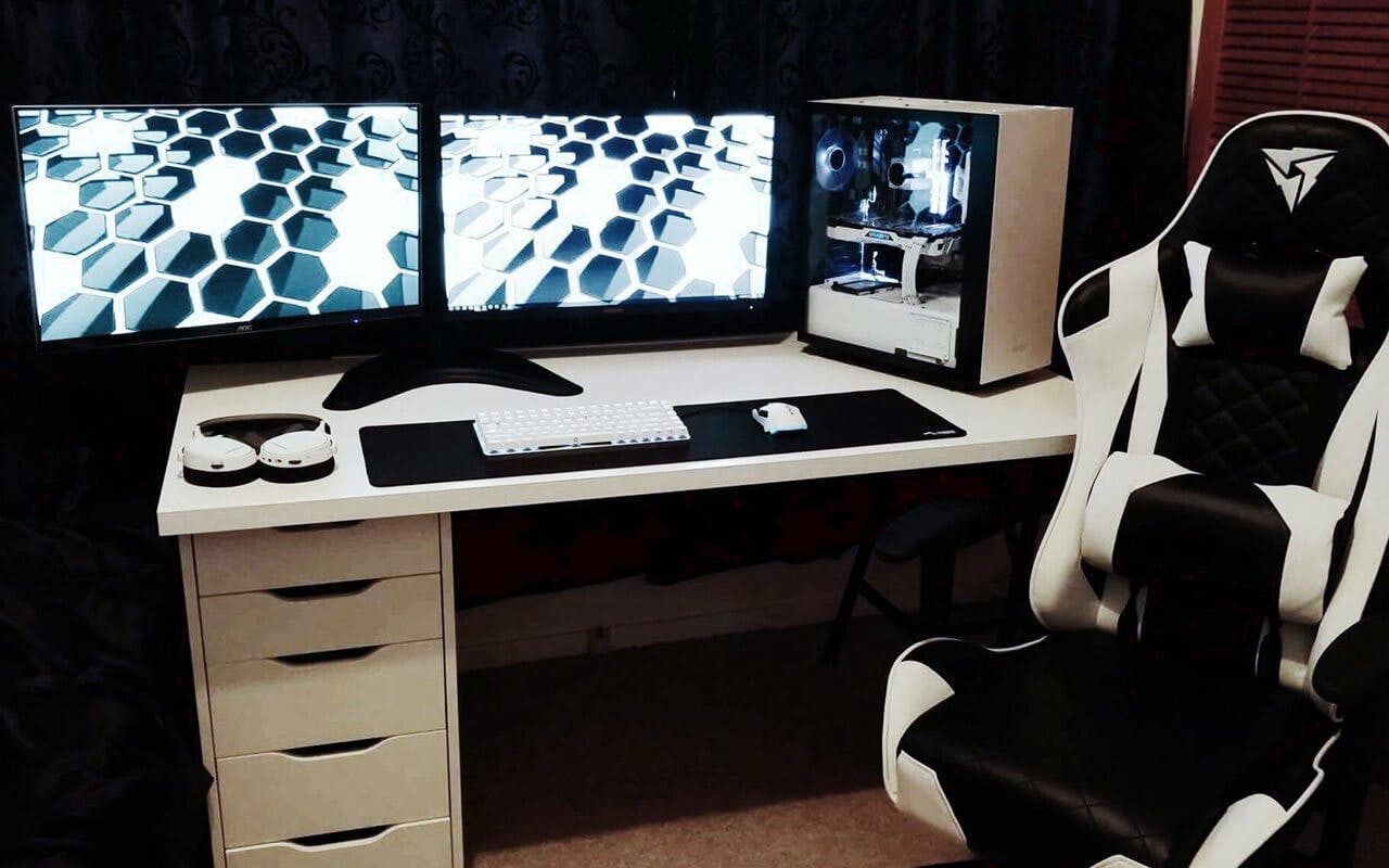 Black & White Setup | Credit: imgur.com user "cerezojandy6"