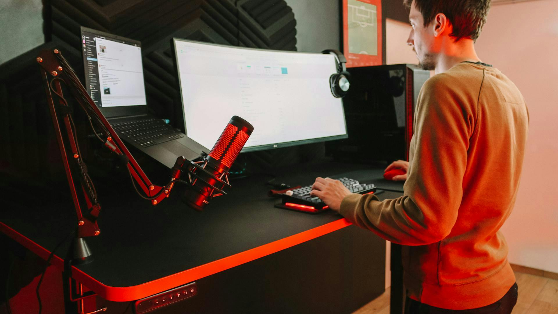 Gaming setup with laptop in a laptop holder at the height-adjustable LeetDesk table | Credit: LeetDesk