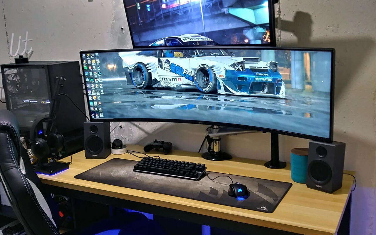 Ein kompakter Gamer Tisch mit gestapeltem Monitor Setup