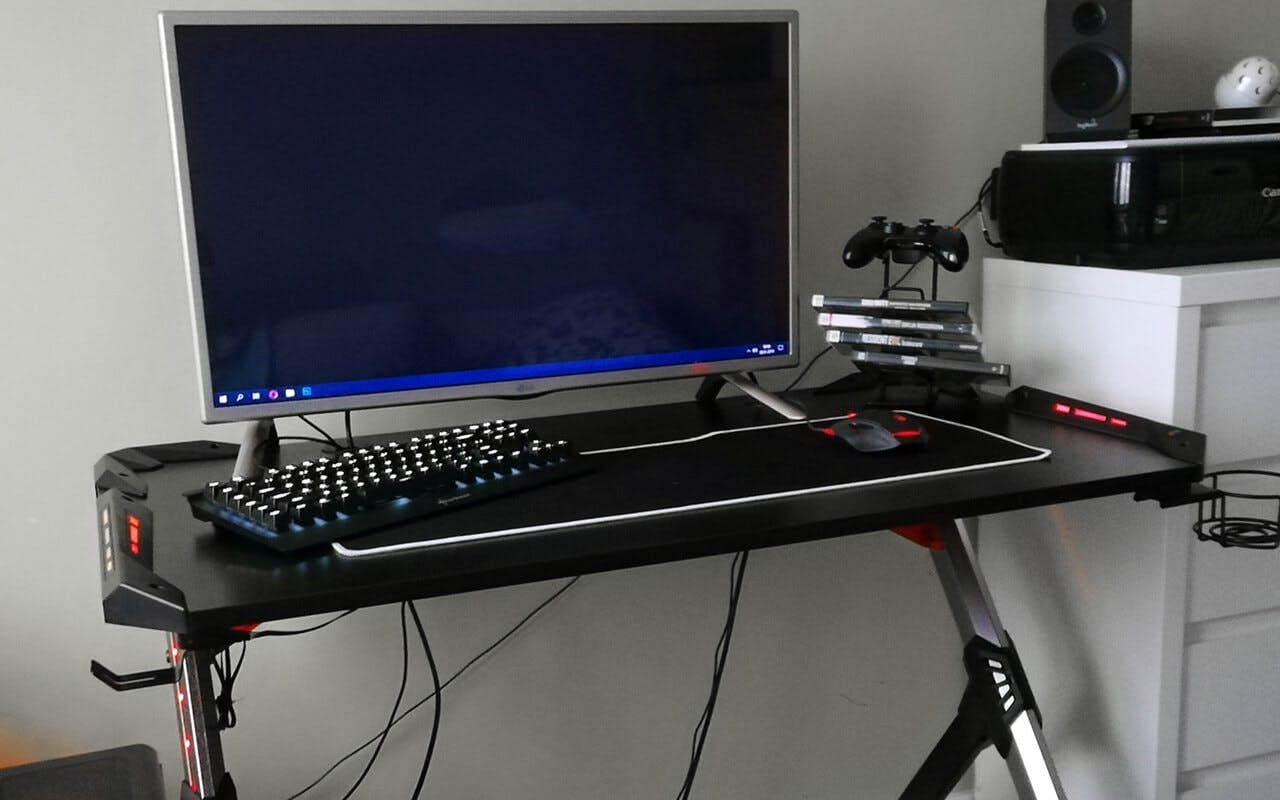 Small gamer desk made of light materials