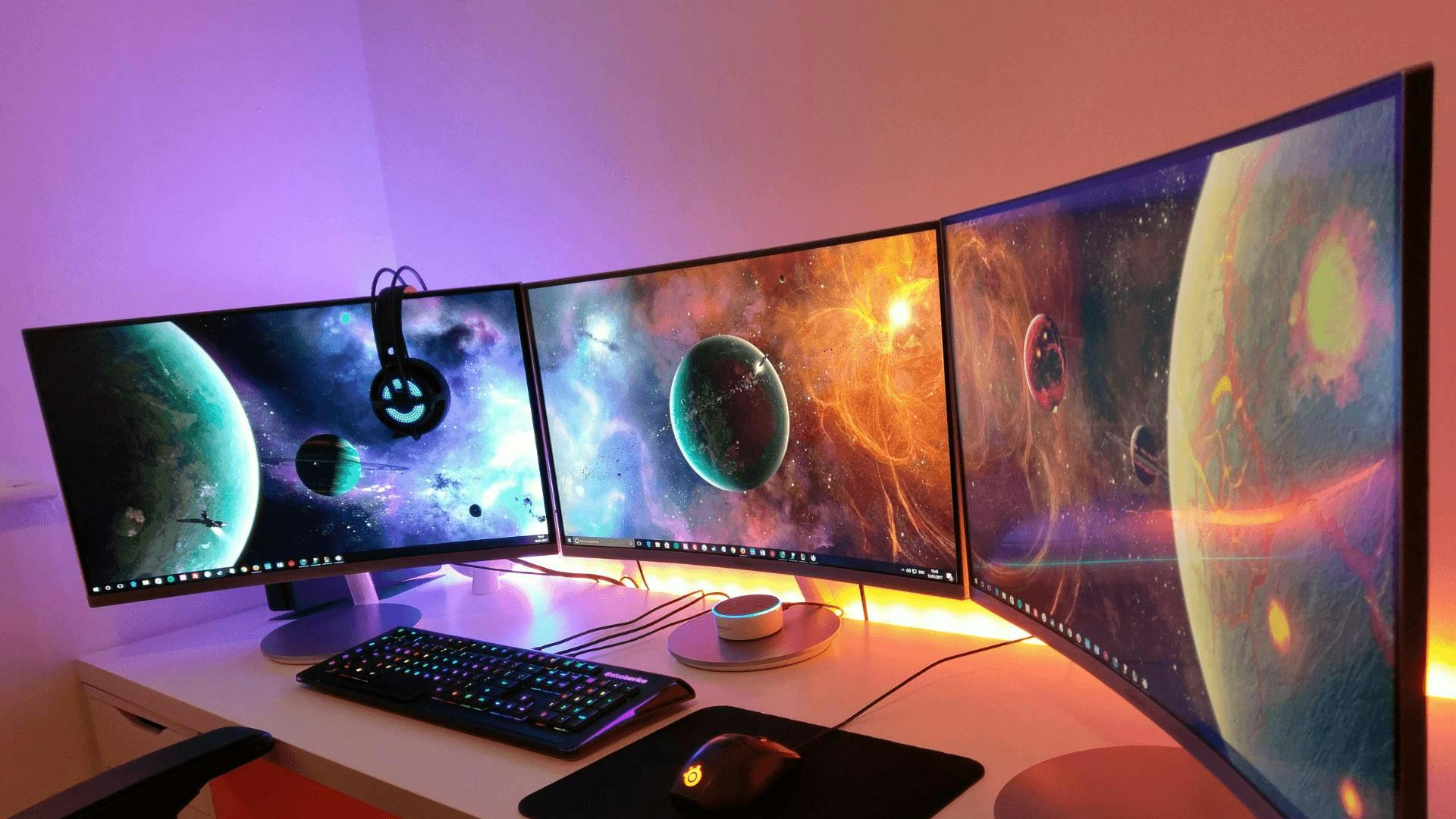 Ein 3-Bildschirm-Setup im stimmigen Galaxy Look