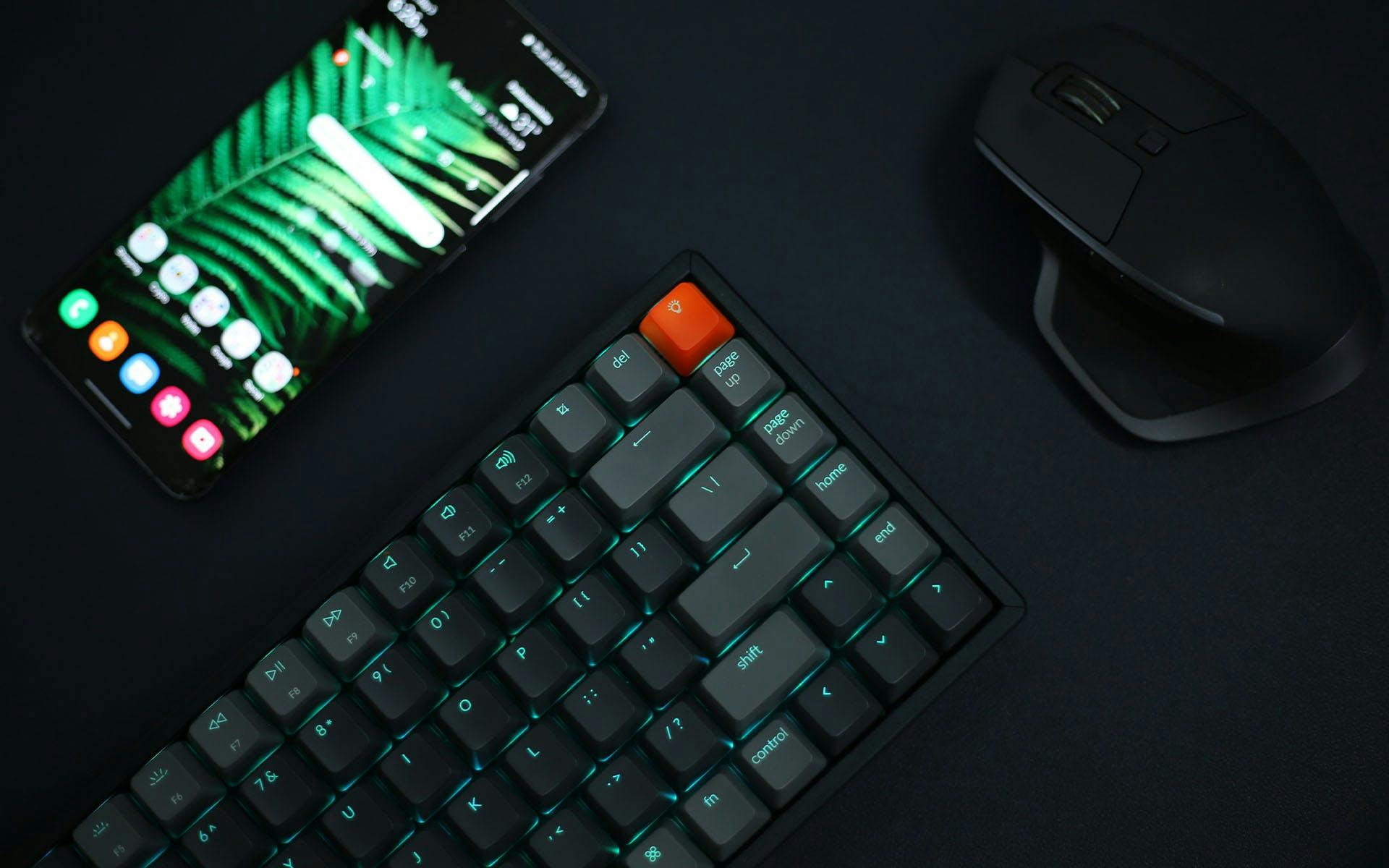 Gaming Maus und Gaming Tastatur auf einem Gaming Tisch