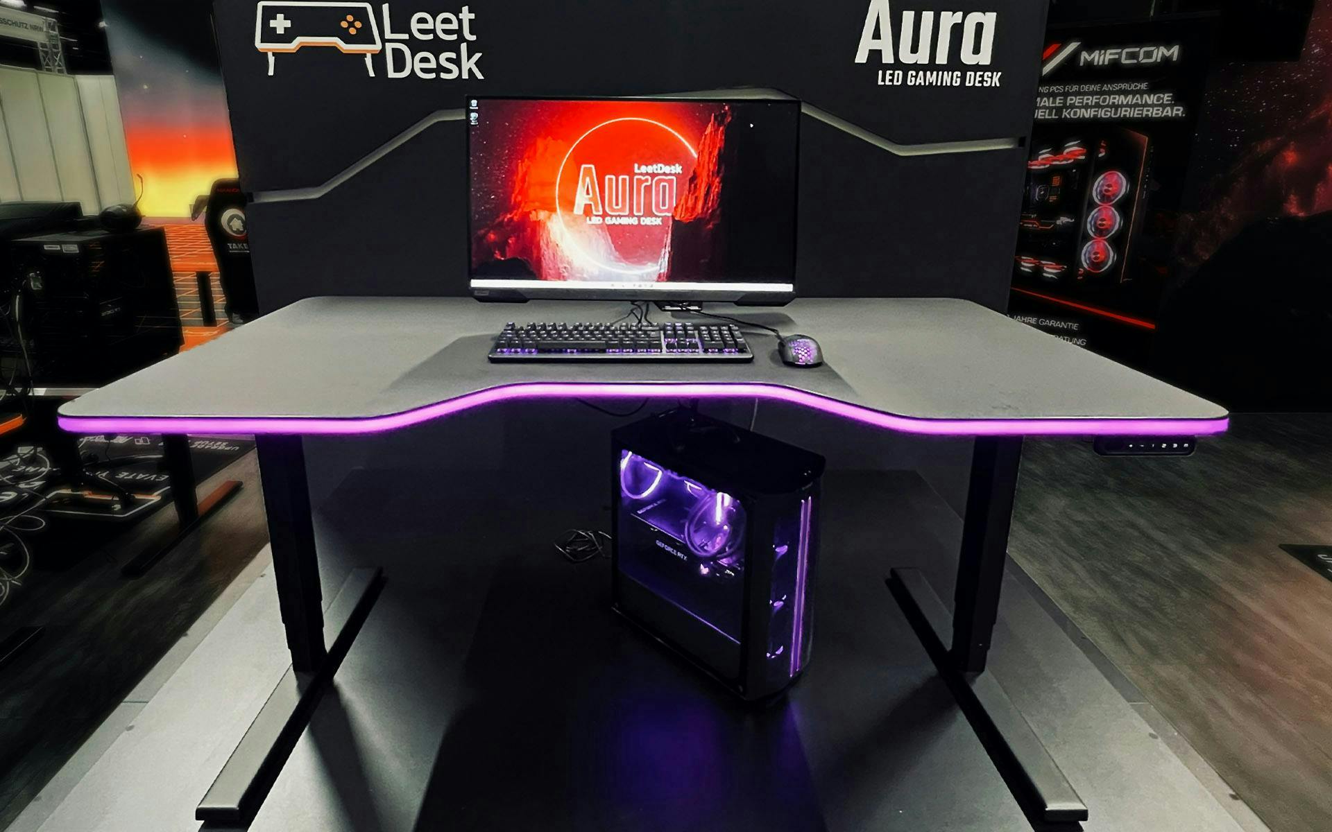 Gaming Tisch mit integrierter LED Beleuchtung | Credit: LeetDesk