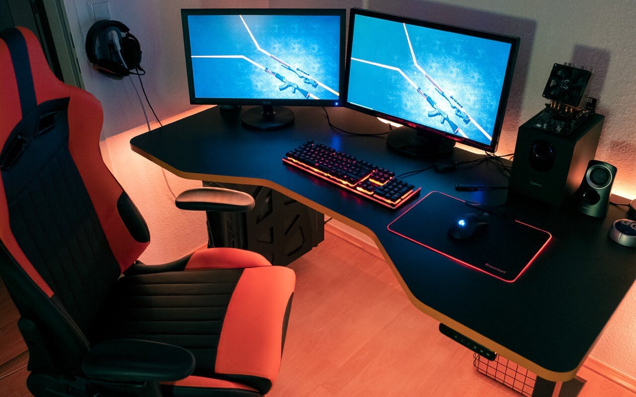 Gaming Tisch und Gaming Stuhl in einer Gaming Ecke