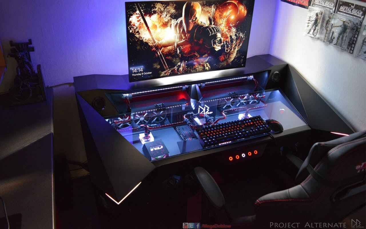 Custom Battle Station mit built in PC | Credit: imgur.com user "deblow"