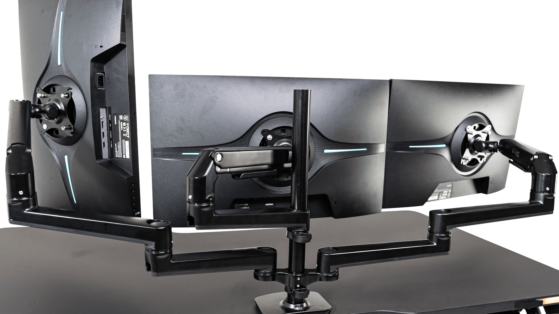 Triple Monitor Arm am LeetDesk Gaming Schreibtisch Ansicht von Hinten